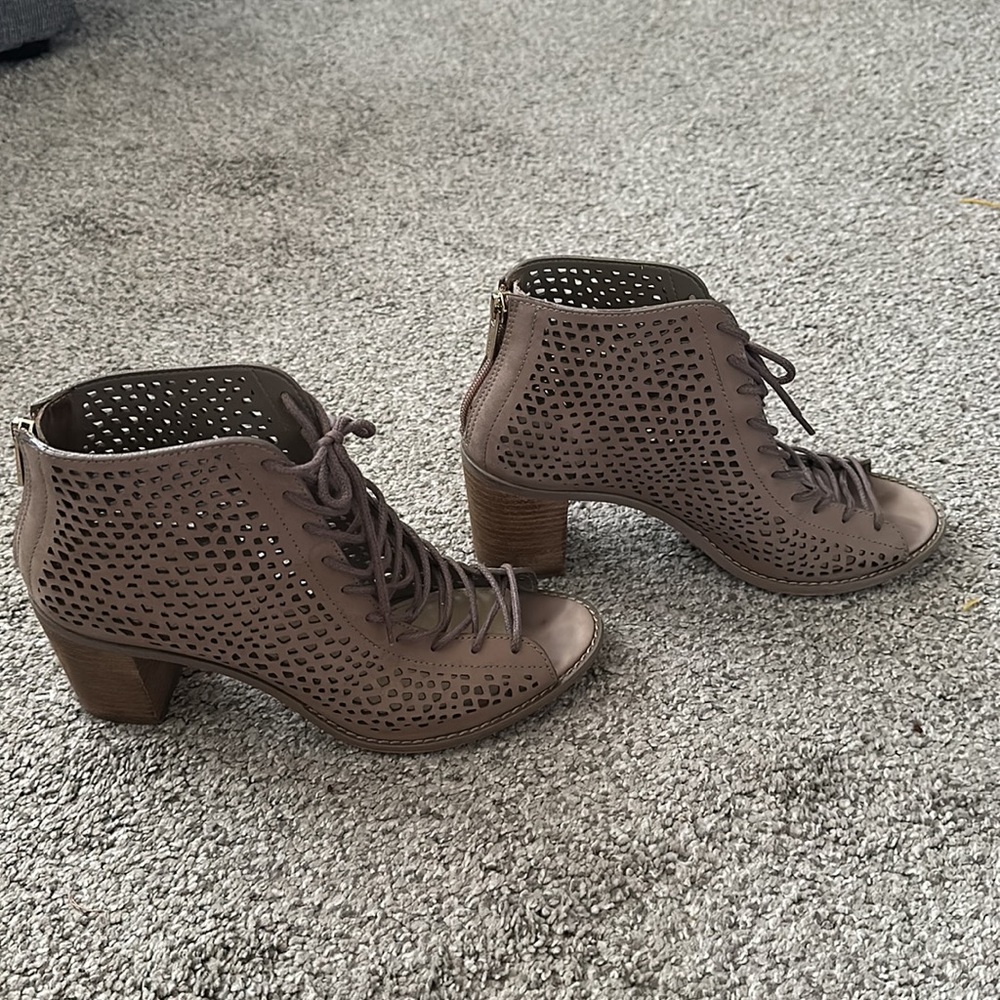Vince Camuto Tulina sandals. - Picture 3 of 8